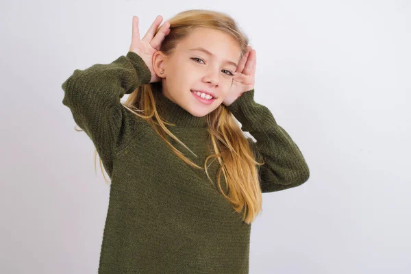 Niña Caucásica Vistiendo Suéter Punto Verde Sobre Fondo Blanco Tratando — Foto de Stock