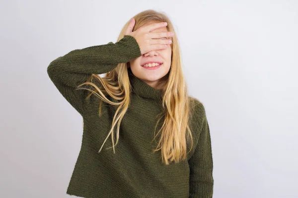 Niña Caucásica Vistiendo Suéter Punto Verde Sobre Fondo Blanco Sonriendo —  Fotos de Stock