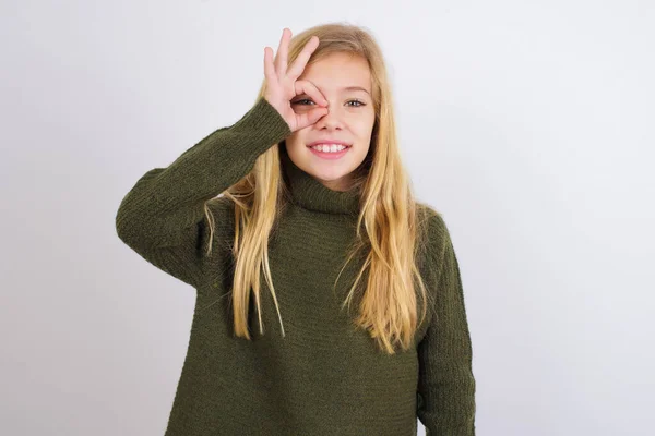 Menina Criança Caucasiana Vestindo Camisola Malha Verde Contra Fundo Branco — Fotografia de Stock