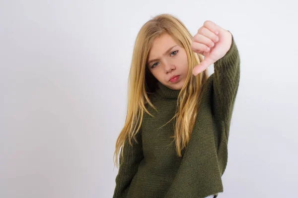 Menina Branca Usando Camisola Malha Verde Contra Fundo Branco Sentindo — Fotografia de Stock