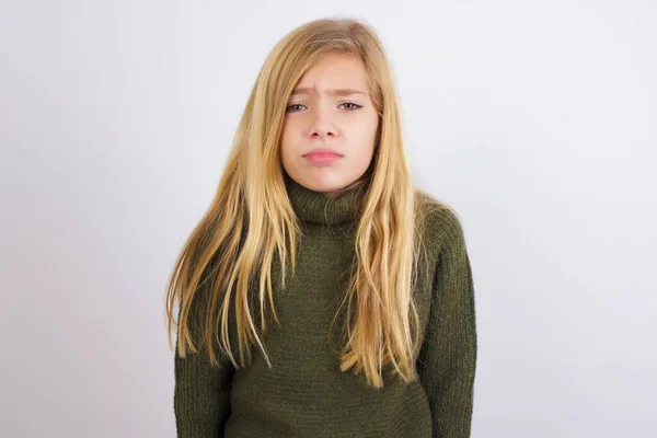 Molesto Disgustado Niña Caucásica Usando Suéter Punto Verde Contra Fondo —  Fotos de Stock