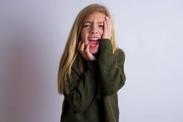 Doloroso Llanto Desesperado Niña Caucásica Usando Suéter Punto Verde Contra —  Fotos de Stock