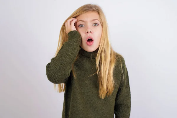 Niña Caucásica Avergonzada Que Usa Suéter Punto Verde Contra Fondo —  Fotos de Stock