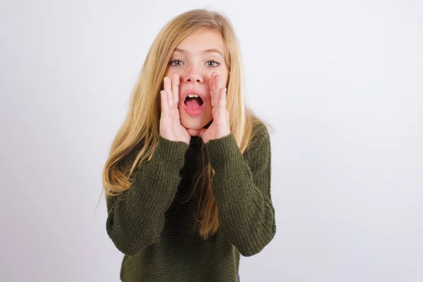 Niña Caucásica Usando Suéter Punto Verde Contra Fondo Blanco Gritando —  Fotos de Stock