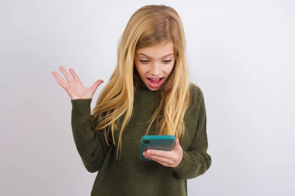 Blank Kind Meisje Dragen Groen Gebreide Trui Tegen Witte Achtergrond — Stockfoto