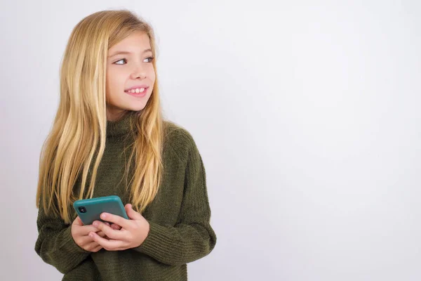 Niña Caucásica Vistiendo Suéter Punto Verde Contra Fondo Blanco Mantenga — Foto de Stock