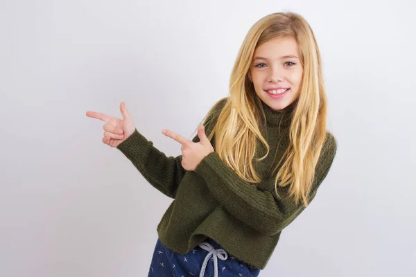 Kaukaskie Dziecko Dziewczyna Noszenie Zielony Sweter Dzianiny Białym Tle Punkt — Zdjęcie stockowe