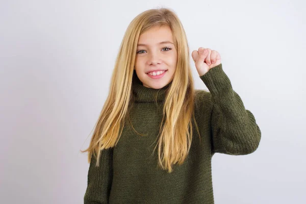 Niña Caucásica Usando Suéter Punto Verde Sobre Fondo Blanco Apuntando — Foto de Stock