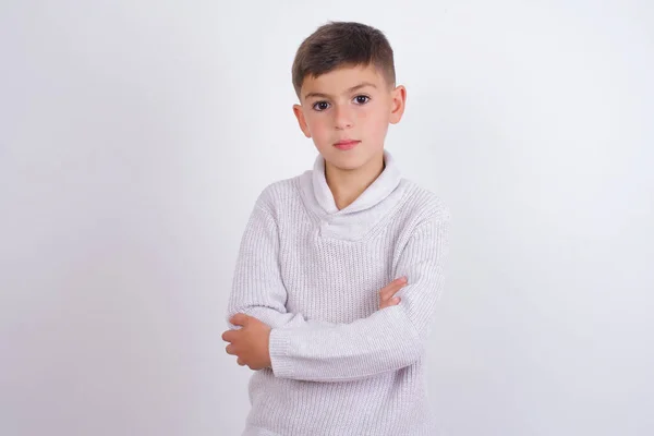 Serieuze Pensive Kaukasische Jongen Dragen Gebreide Trui Staan Witte Achtergrond — Stockfoto