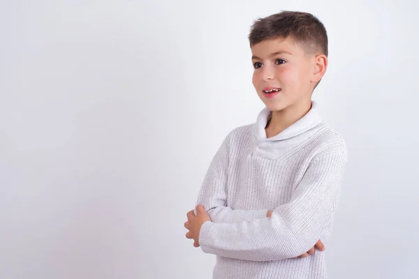 Niño Caucásico Usando Suéter Punto Pie Sobre Fondo Blanco Cruz — Foto de Stock