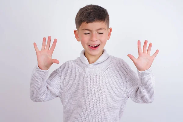 Emotivo Niño Caucásico Usando Suéter Punto Pie Sobre Fondo Blanco —  Fotos de Stock