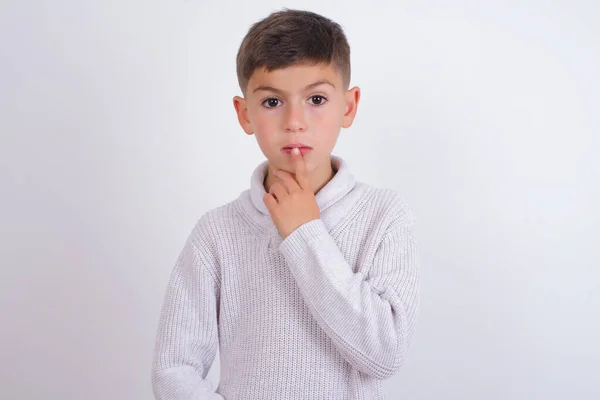 Nervoso Perplesso Ragazzo Caucasico Che Indossa Maglione Maglia Piedi Sfondo — Foto Stock