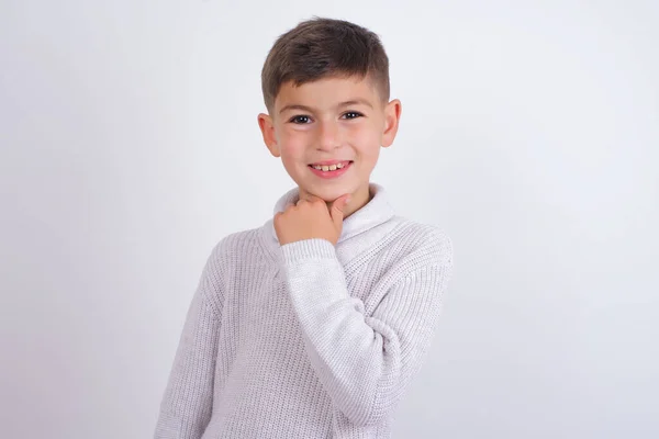 Niño Caucásico Optimista Que Usa Suéter Punto Pie Sobre Fondo —  Fotos de Stock