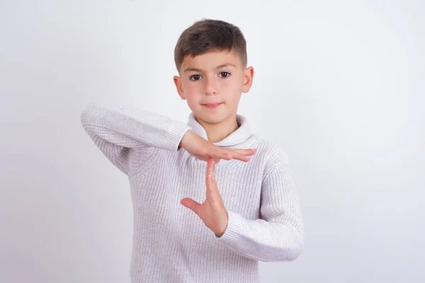 Niño Caucásico Vistiendo Suéter Punto Pie Sobre Fondo Blanco Siendo —  Fotos de Stock