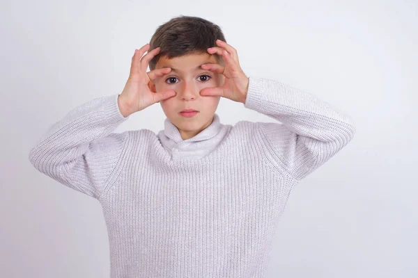 Ragazzo Caucasico Che Indossa Maglione Maglia Piedi Sfondo Bianco Tenendo — Foto Stock