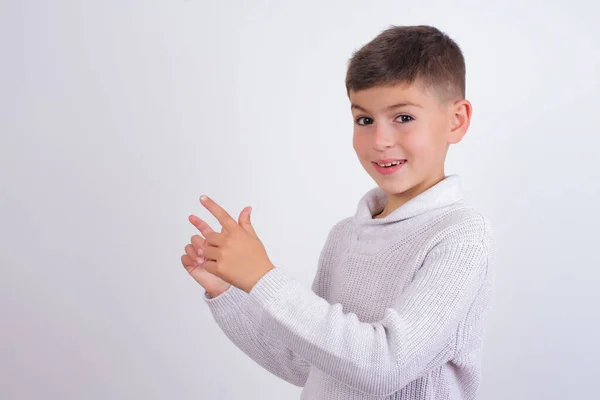 Niño Caucásico Con Suéter Punto Pie Sobre Fondo Blanco Que —  Fotos de Stock