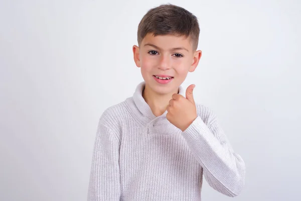 Niño Caucásico Con Suéter Punto Pie Sobre Fondo Blanco Haciendo —  Fotos de Stock