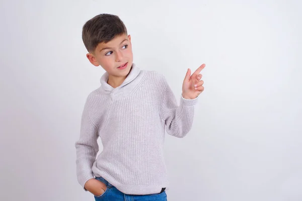 Sonriente Niño Caucásico Con Suéter Punto Pie Sobre Fondo Blanco — Foto de Stock