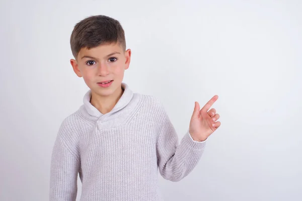 Kaukasischer Junge Mit Strickpullover Steht Über Weißem Hintergrund Und Schaut — Stockfoto
