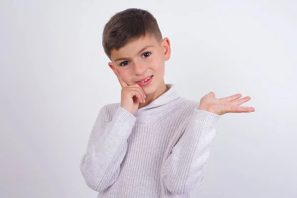 Grappige Blanke Jongen Dragen Gebreide Trui Staan Witte Achtergrond Houden — Stockfoto