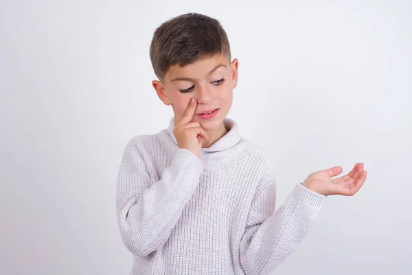 Divertido Niño Caucásico Usando Suéter Punto Pie Sobre Fondo Blanco —  Fotos de Stock