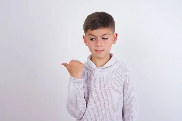 Charmanter Kaukasischer Junge Mit Strickpullover Der Über Weißem Hintergrund Steht — Stockfoto