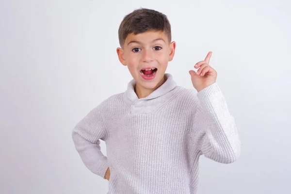 Niño Caucásico Usando Suéter Punto Pie Sobre Fondo Blanco Sosteniendo — Foto de Stock