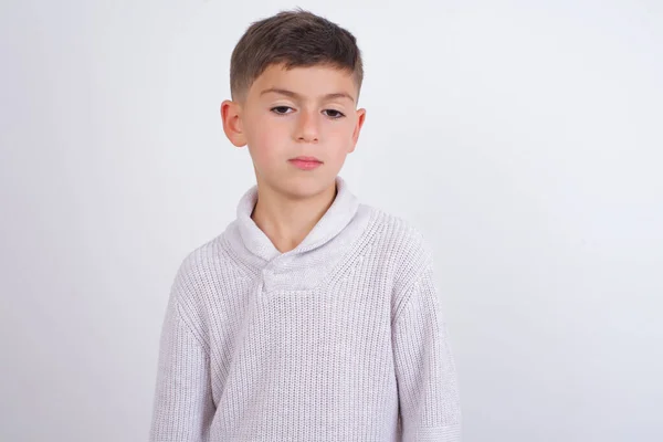 Enfant Caucasien Portant Pull Tricoté Debout Sur Fond Blanc Regardant — Photo