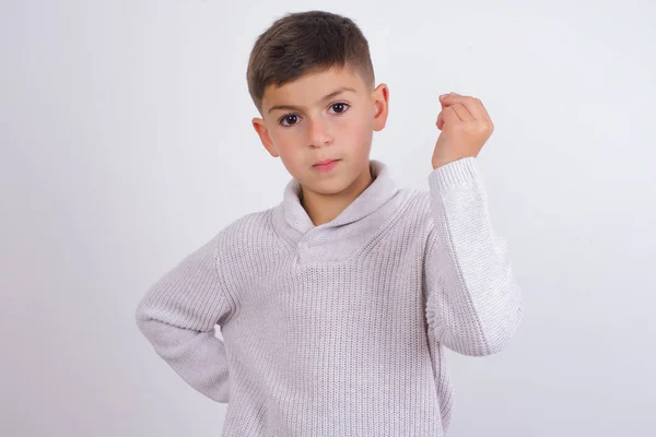 Niño Caucásico Usando Suéter Punto Pie Sobre Fondo Blanco Gesto —  Fotos de Stock