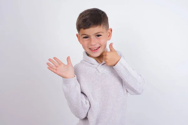 Ragazzo Caucasico Che Indossa Maglione Lavorato Maglia Piedi Sfondo Bianco — Foto Stock