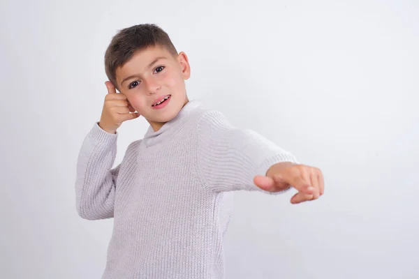 Niño Caucásico Vistiendo Suéter Punto Pie Sobre Fondo Blanco Sonriendo — Foto de Stock