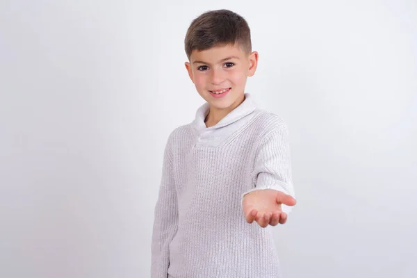 Niño Caucásico Usando Suéter Punto Pie Sobre Fondo Blanco Sonriente — Foto de Stock