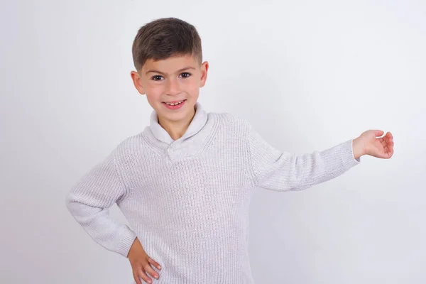 Niño Caucásico Usando Suéter Punto Pie Sobre Fondo Blanco Sintiéndose — Foto de Stock