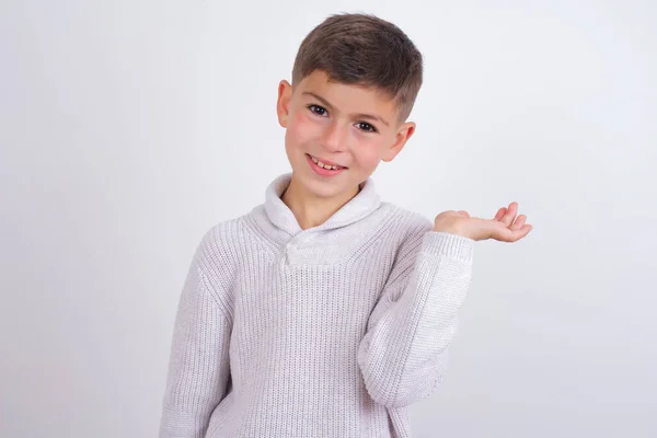 Kaukasischer Junge Strickpullover Der Über Weißem Hintergrund Steht Fröhlich Lächelnd — Stockfoto