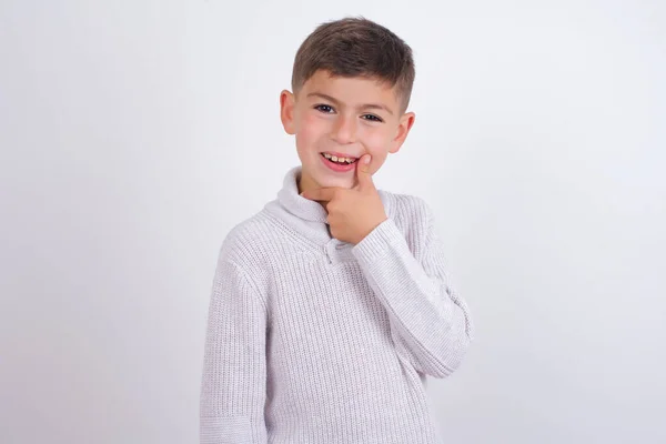 Niño Caucásico Con Suéter Punto Pie Sobre Fondo Blanco Mirando —  Fotos de Stock