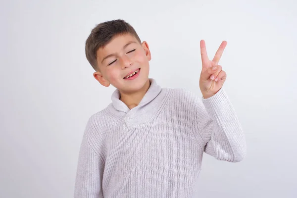 Кавказький Хлопчик Язаному Светрі Стоїть Над Білим Фоном Посміхається Щасливим — стокове фото