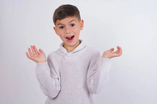 Ragazzo Caucasico Che Indossa Maglione Lavorato Maglia Piedi Sfondo Bianco — Foto Stock