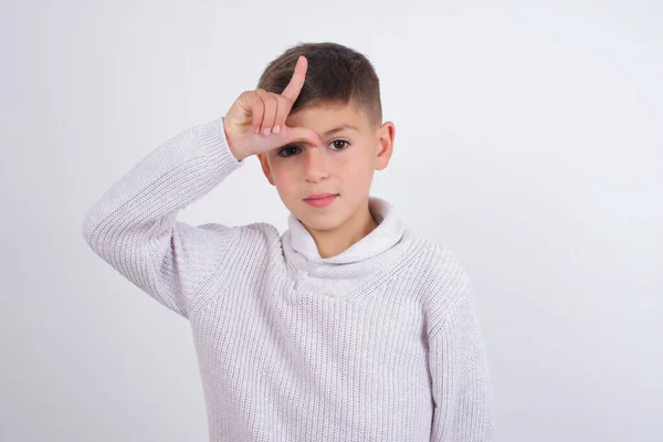 Niño Caucásico Usando Suéter Punto Pie Sobre Fondo Blanco Burlándose —  Fotos de Stock