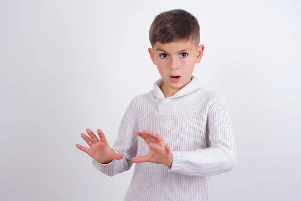 Niño Caucásico Vistiendo Suéter Punto Pie Sobre Fondo Blanco Alejando —  Fotos de Stock