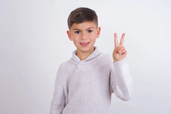 Blank Kind Jongen Dragen Gebreide Trui Staan Witte Achtergrond Tonen — Stockfoto