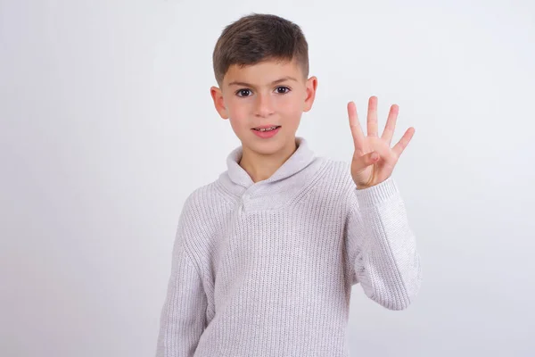 Niño Caucásico Usando Suéter Punto Pie Sobre Fondo Blanco Mostrando —  Fotos de Stock