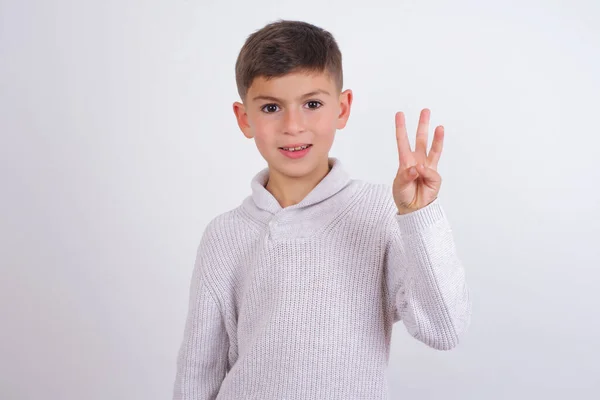 Niño Caucásico Usando Suéter Punto Pie Sobre Fondo Blanco Mostrando —  Fotos de Stock