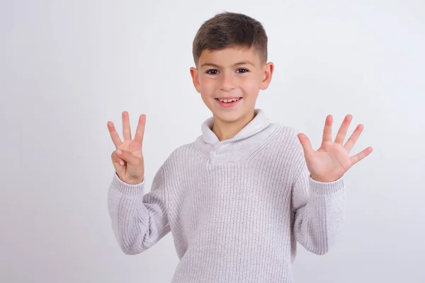 Niño Caucásico Usando Suéter Punto Pie Sobre Fondo Blanco Mostrando —  Fotos de Stock