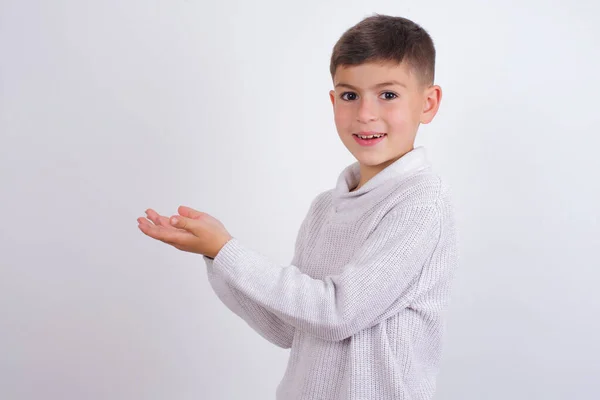 Niño Caucásico Usando Suéter Punto Pie Sobre Fondo Blanco Señalando —  Fotos de Stock