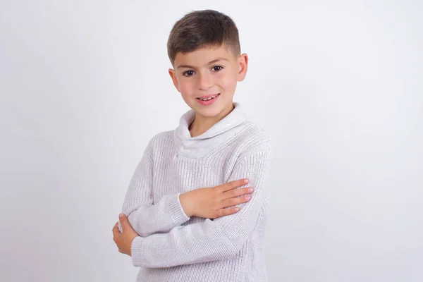 Biały Chłopiec Noszący Sweter Drutach Stojący Nad Białym Tłem Uśmiechnięty — Zdjęcie stockowe