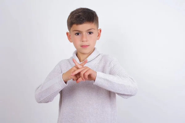 Niño Caucásico Usando Suéter Punto Pie Sobre Fondo Blanco Tiene —  Fotos de Stock