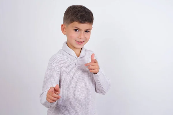 Alegre Niño Caucásico Con Suéter Punto Pie Sobre Fondo Blanco —  Fotos de Stock