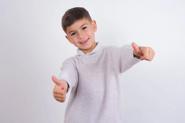 Niño Caucásico Usando Suéter Punto Pie Sobre Fondo Blanco Aprobando —  Fotos de Stock