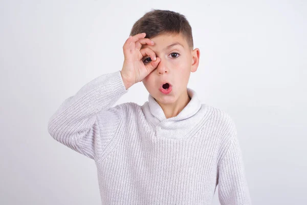 Ragazzo Caucasico Che Indossa Maglione Lavorato Maglia Piedi Sfondo Bianco — Foto Stock