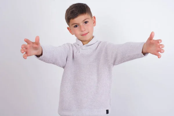 Enfant Blanc Garçon Portant Pull Tricoté Debout Sur Fond Blanc — Photo